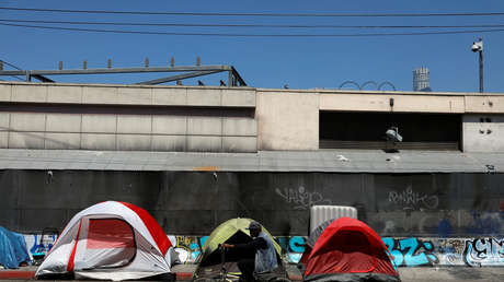 Un 'tiktoker' le regala a una sintecho 2 años de alquiler en un apartamento