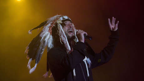 Confunden al vocalista de Jamiroquai con el 'vikingo' que asaltó el Capitolio de EE.UU., y el artista aclara que no participó en los disturbios