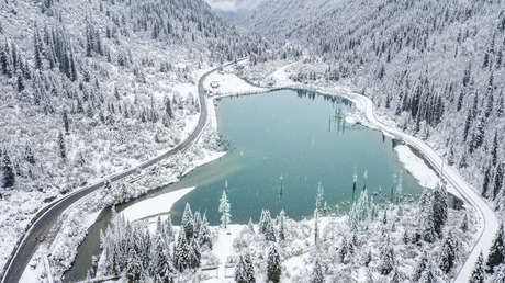 Científicos chinos cubren un glaciar con mantas para evitar que se derrita