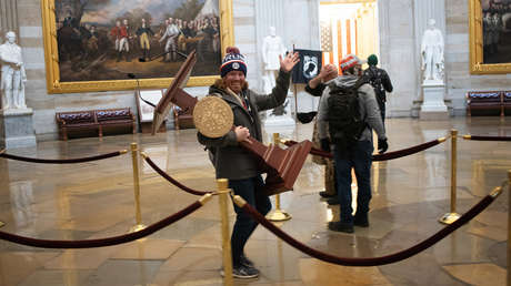 Subastan en eBay el atril de Nancy Pelosi 'robado' durante el asalto al Capitolio por 78.000 dólares