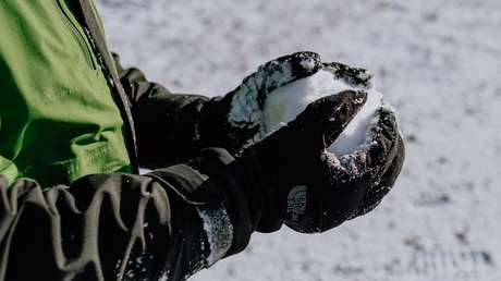 La Policía del Reino Unido se disculpa por un tuit en el que amenazaba con multas por lanzar bolas de nieve bajo las restricciones del covid-19