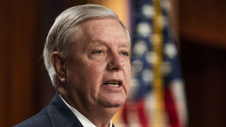 Partidarios de Trump confrontan a un senador republicano en el aeropuerto de Washington (VIDEO)