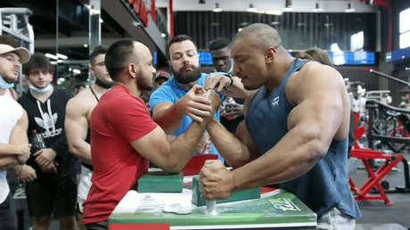 VIDEO: Un luchador indio echa un pulso con "el culturista más fuerte del mundo" y lo derrota