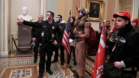Las banderas, pancartas y pegatinas que dejaron atrás los asaltantes del Capitolio se conservarán como objetos de museo