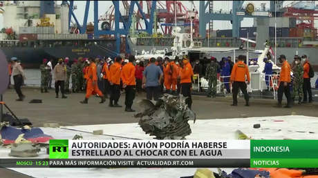 El avión que se estrelló en Indonesia se habría partido al impactar contra el agua