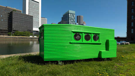 VIDEO: Un 'youtuber' pasa 24 horas en la casa más pequeña de Airbnb