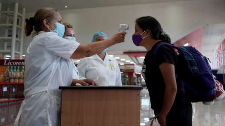 Cómo se suministra el Nasalferón, las gotas nasales que Cuba aplica a los viajeros para prevenir el covid-19