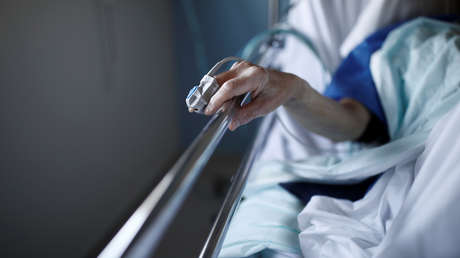 Por primera vez en España, un juez ordena vacunar contra el coronavirus a una anciana pese a la oposición de su hija