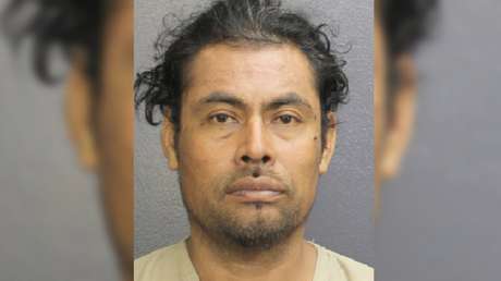 Hombre que fue grabado rociando con gasolina a su novia y prendiéndole fuego se enfrenta a un cargo de asesinato después de que esta muriera