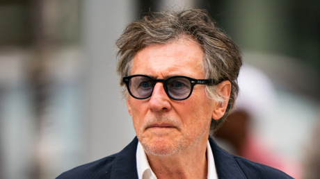 El actor Gabriel Byrne habla del abuso sexual que sufrió de niño y confiesa que llamó por teléfono al sacerdote que lo agredió