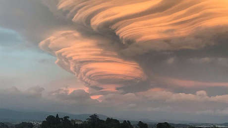 Una gigantesca nube lenticular se origina sobre una ciudad francesa (FOTOS)