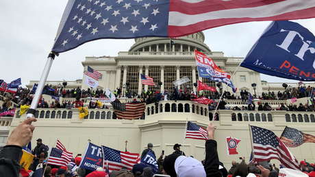 Informe: Activistas de extrema derecha recibieron poco antes de asalto al Capitolio más de 500.000 dólares en bitcoines de un donante que se suicidó