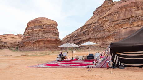 FOTOS: El príncipe heredero saudita se dirige al Foro Económico Mundial desde una computadora instalada en un desierto