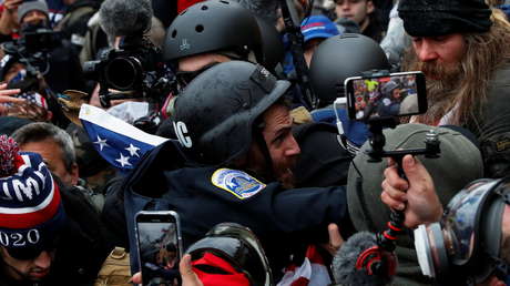 Un policía recuerda el asalto al Capitolio, cuando fue atacado con un táser y la multitud gritaba "¡mátenlo con su propia arma!"