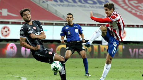 Futbolista sufre una terrible lesión en pleno partido en México, al desgarrarse la rodilla con un clavo de una lona publicitaria (VIDEO)