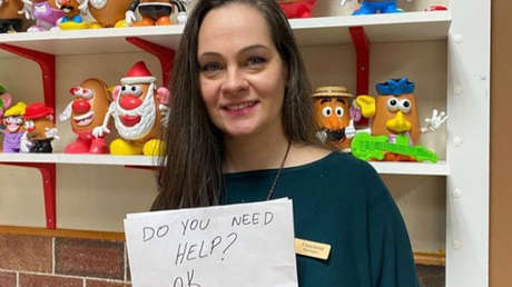 Recompensan con más de 30.000 dólares a la mesera "heroína" que salvó a un niño de sus padres abusivos con una nota