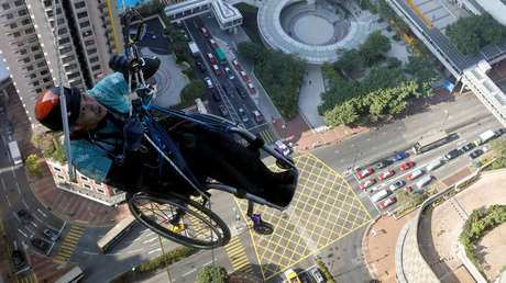 Un alpinista en silla de ruedas escala más de 250 metros de un rascacielos en Hong Kong (VIDEO)