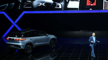 El auto eléctrico insignia de un rival chino de Tesla incorpora conducción autónoma en carretera