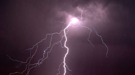 VIDEO: Un político brasileño se salva por poco de ser golpeado por un rayo en una montaña