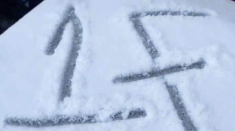 VIDEO: Una mujer encuentra un raro mensaje sobre su contenedor de basura y queda muy asustada al descubrir su significado