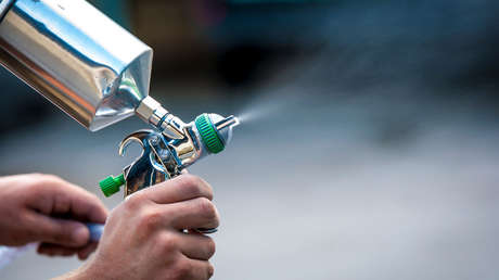 Crean un auto 'agujero negro' al pintarlo con el color más oscuro y luego lo transforman en un vehículo 'galáctico' con otra capa de pintura (VIDEOS)