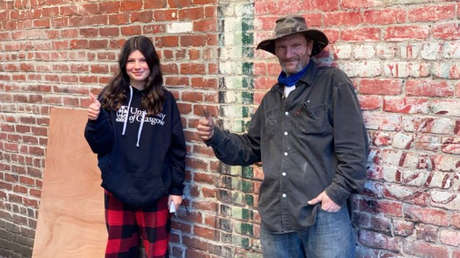 Recaudan más de 50.000 dólares para un sintecho que devolvió un monedero perdido a su propietaria