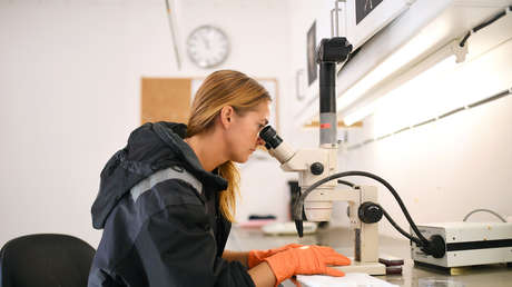 VIDEO: Una 'tiktoker' muestra los microorganismos que viven en los lavamanos