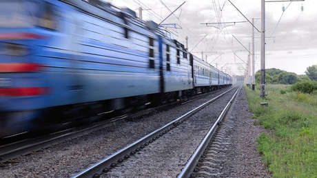 "Una estupidez a un nivel asombroso": el video de un auto sobre unas vías del tren en un desafío de TikTok desata polémica (VIDEO)