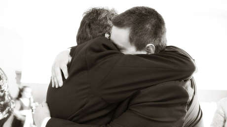 Una pareja se reencuentra con su hijo 45 años después de que fuera dado en adopción sin su consentimiento