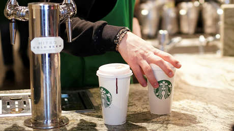 Multan a Starbucks con 12.000 euros porque una de sus empleadas dibujó unos ojos rasgados en un vaso