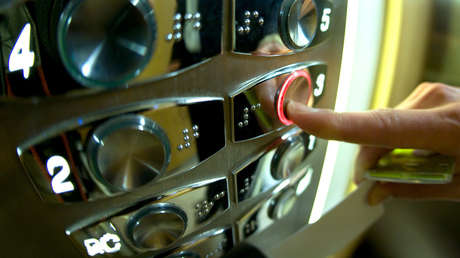 "Histérica, solo una puta grita así en la calle": El angustiante video de un expresentador peruano que retuvo en un ascensor a una actriz