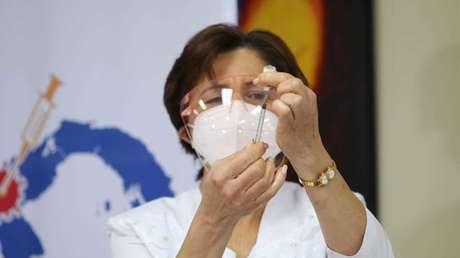 Panamá comienza su campaña de vacunación contra el coronavirus con la inmunización del personal sanitario