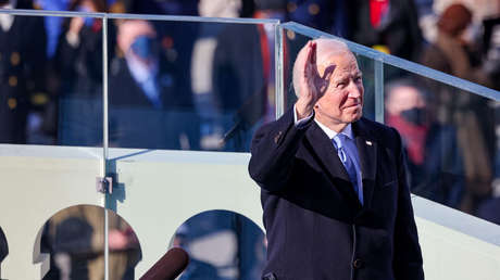 'El Gobierno se convierte en Dios': una portada satírica que 'idolatra' a Biden crea polémica en la Red