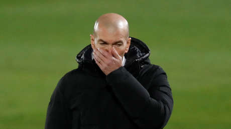 Zidane sonríe tras el gol del equipo de Segunda B que eliminó al Real Madrid y la Red no perdona