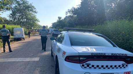 "Se escuchaban gritos de auxilio y golpes": Agentes mexicanos detienen un camión que transportaba a 128 migrantes en condiciones de hacinamiento