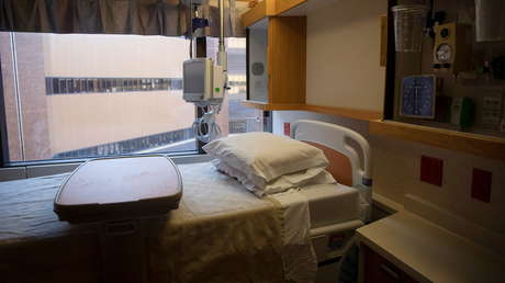 Joven pasa siete meses en coma, despierta junto a policías y lo acusan del asesinato de su novia