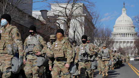 VIDEO: Miembros de la Guardia Nacional son forzados a abandonar el Capitolio e instalarse en un aparcamiento
