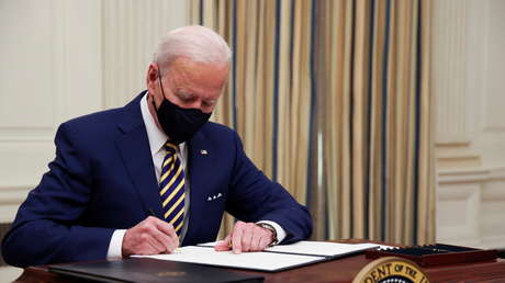 Biden firma órdenes ejecutivas para combatir el hambre y reforzar los derechos laborales en medio de la pandemia