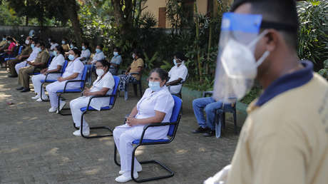 Ministra de Salud de Sri Lanka, que tomó una poción contra el coronavirus preparada por un hechicero, da positivo