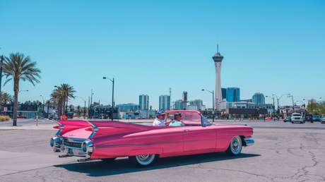 Acusan a un hombre de usar dos millones de dólares de ayuda por la pandemia para comprar autos y apartamentos de lujo en Las Vegas