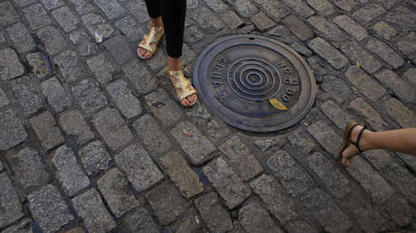 VIDEO: Un niño tira un petardo por una alcantarilla y varias tapas salen volando por los aires