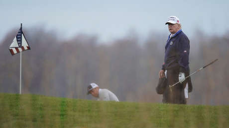 Vuelan dos pancartas sobre la nueva casa de Trump calificándole de "patético perdedor" y "peor mandatario de la historia"