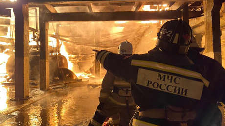 Cámaras de seguridad graban el momento de una fuerte explosión en una fábrica petroquímica en Rusia (VIDEO)