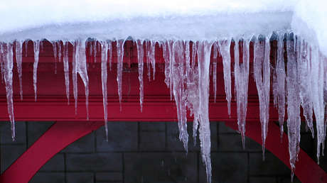 VIDEO: Se salva por segundos de ser golpeada por un enorme bloque de hielo que cae de un techo y continúa su camino como si nada