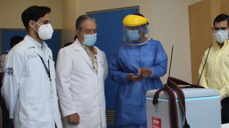 Piden la dimisión del ministro de Salud de Ecuador por autorizar la vacunación contra el covid-19 en un geriátrico privado donde tiene a familiares