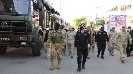 Perú moviliza fuerzas militares hacia la frontera con Ecuador para "bloquear" el paso a los migrantes sin documentos