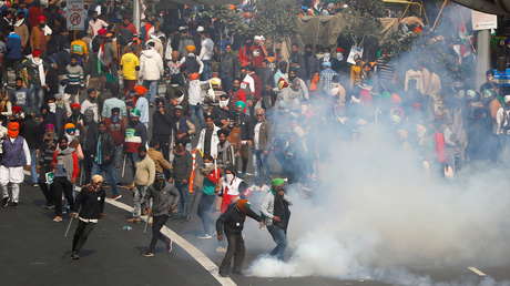 VIDEO: Policías acorralados por manifestantes saltan por un barranco en Nueva Delhi