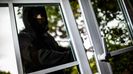 Un ladrón se dispara por accidente en una pierna intentando derribar la puerta de una casa (VIDEO)