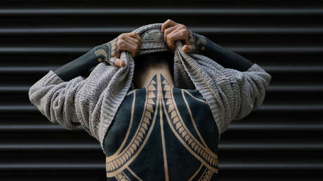 Un hombre se extirpa la nariz, el labio y las orejas para parecerse a un "alienígena negro"