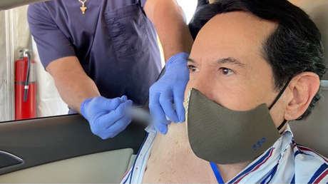 Un popular presentador de México fue a Florida para vacunarse contra el covid-19 y tilda de "gente envidiosa" a quienes lo critican